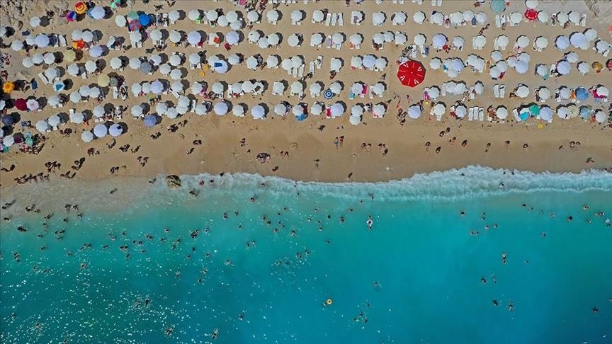 Lebanese Flock to Beaches Despite Expected Israel Attacks