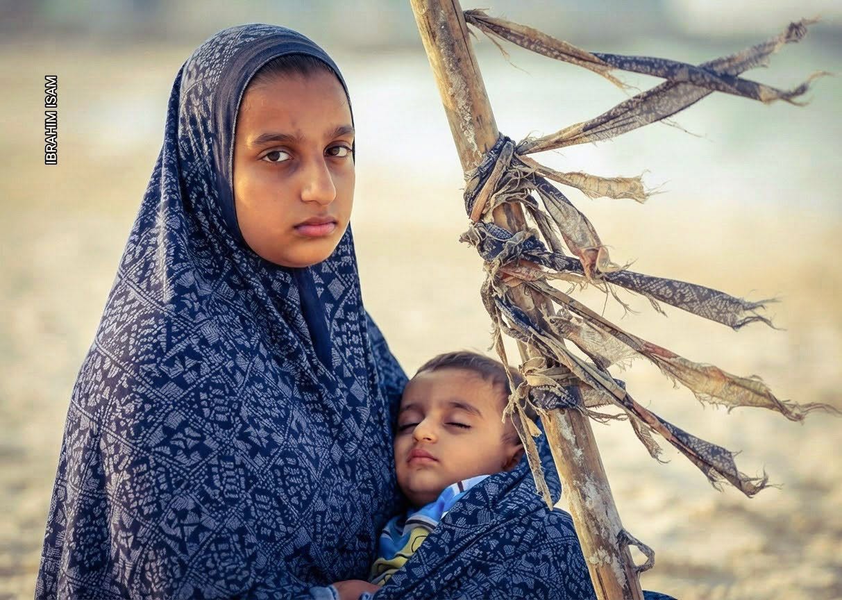 Destitution Gaza: Girl With The Child