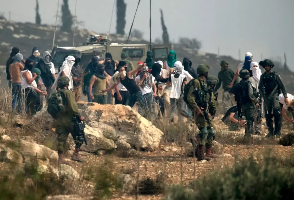 Israeli Army Seizes 16 Homes in The West Bank