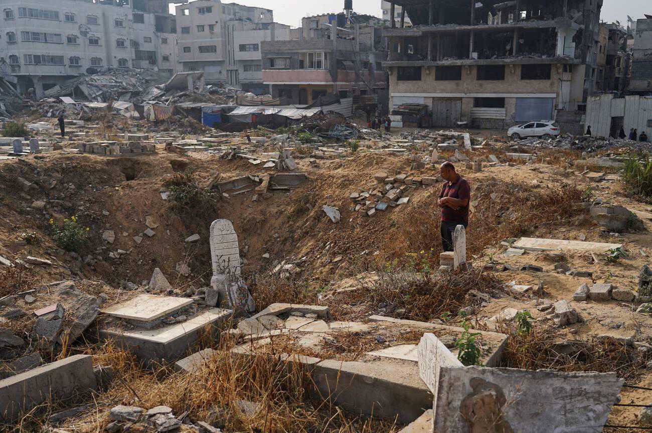 Living With The Dead: Gazan Families Forced to Make Homes Among The Graves